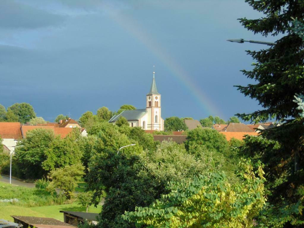 Obere Ferienwohnung Asshoff Zwischen Odenwald, Taubertal Und Bauland Berolzheim Luaran gambar